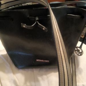 Michael kors medium purse with shoulder strap